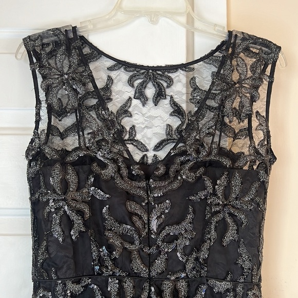Calvin Klein Evening Gown Black
Metallic Lace Size 4 - Picture 6 of 11